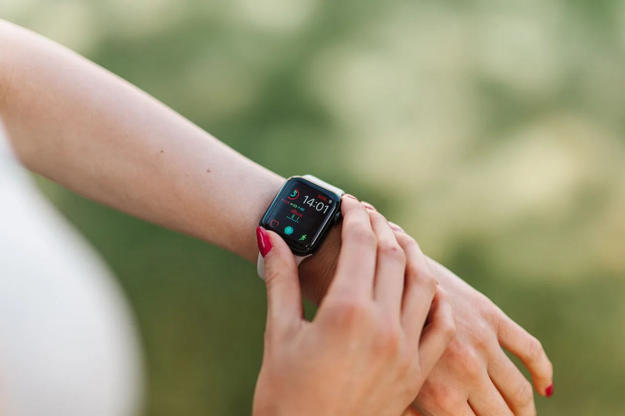 Apple Watch vs Fitbit Tracker: Choosing the Perfect Wearable for Your Fitness Journey